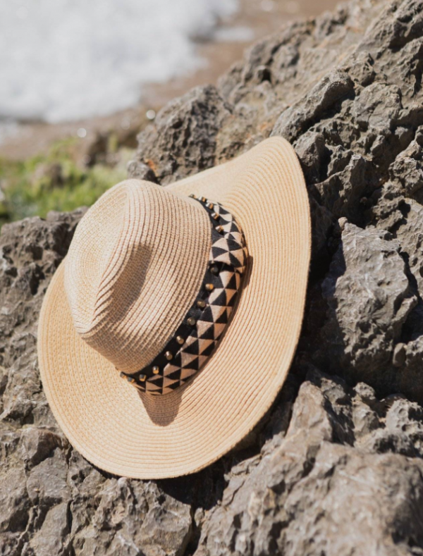 Topi Panama dengan Pita Berpola Geometris